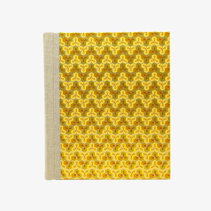 Blaupause-Fotoalbum-Format-24x20cm-60Seiten-cremefarbenem-Fotokarton-bezogen-mit-chiyogami-PApier-Motiv-Bienenwabenmuster-gold-kupfer-silber-von-vorn