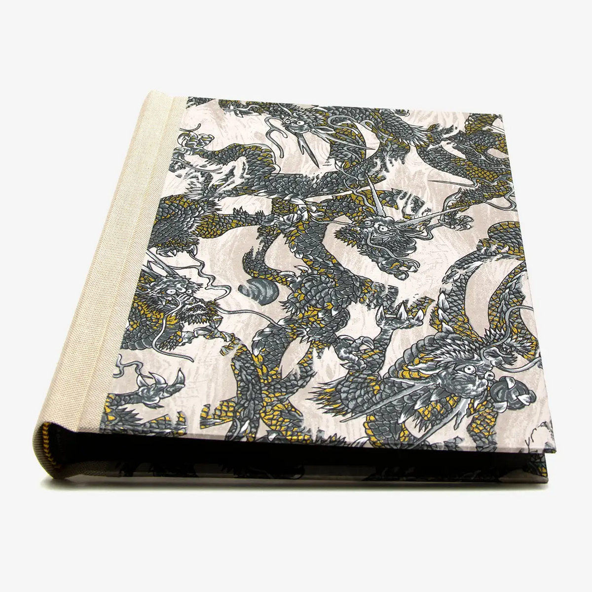 Blaupause-Fotoalbum-Format-24x20cm-60Seiten-schwarzer-Fotokarton-bezogen-mit-Chiyogami-PApier-Motiv-Drachen-auf-Grau-liegend-von-vorn
