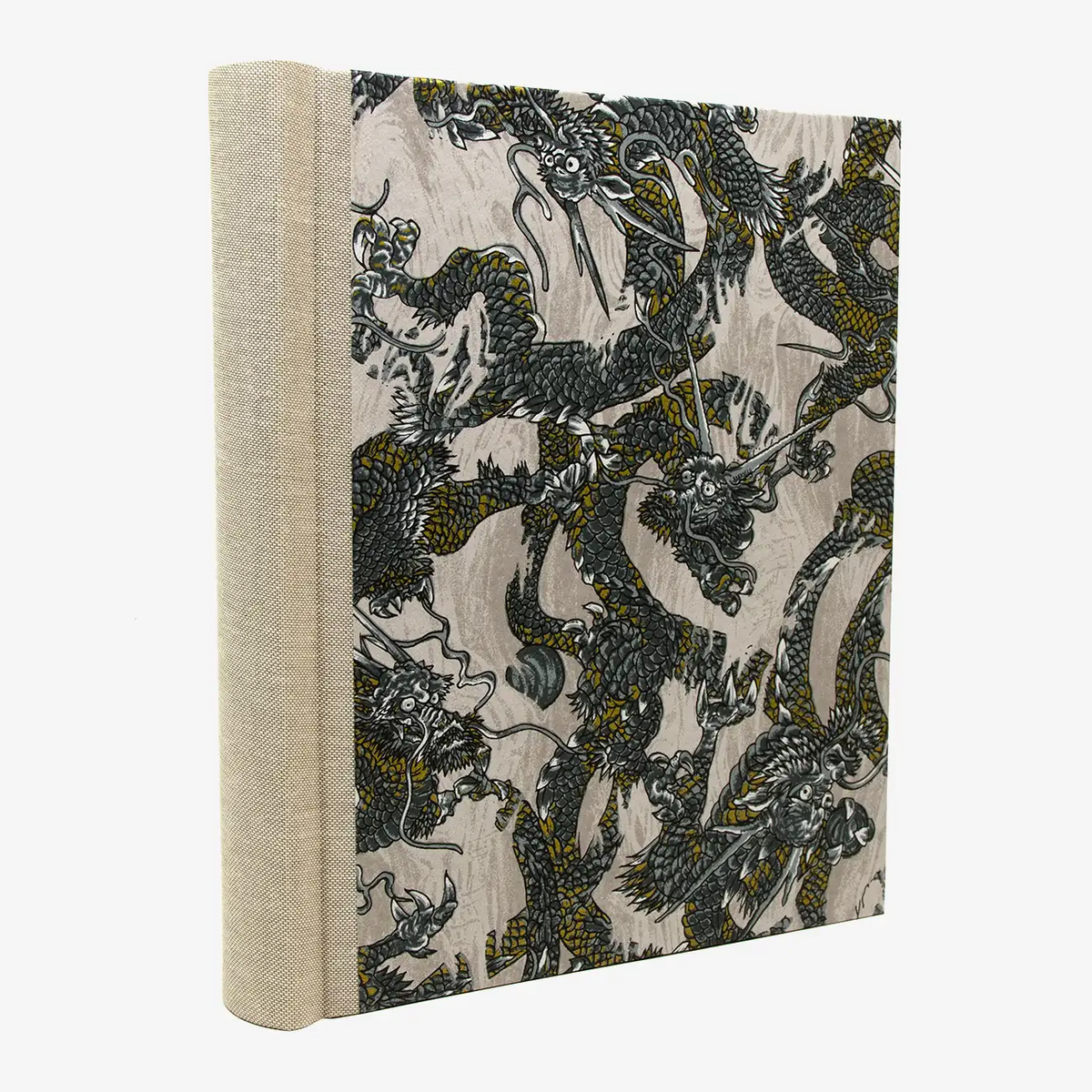 Blaupause-Fotoalbum-Format-24x20cm-60Seiten-schwarzer-Fotokarton-bezogen-mit-Chiyogami-PApier-Motiv-Drachen-auf-Grau-seitlich-von-hinten