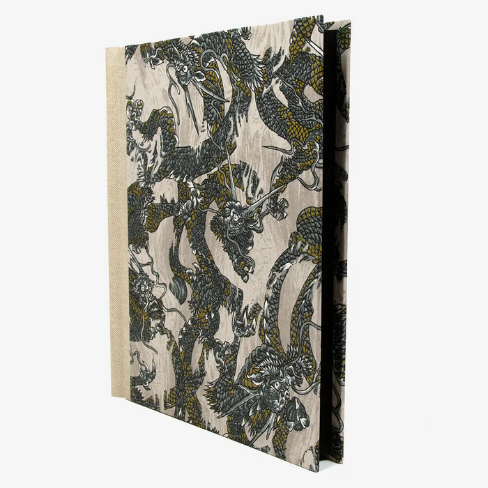 Blaupause-Fotoalbum-Format-24x20cm-60Seiten-schwarzer-Fotokarton-bezogen-mit-Chiyogami-PApier-Motiv-Drachen-auf-Grau-seitlich-von-vorn