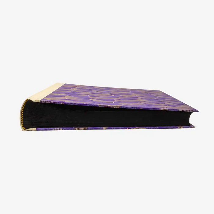 Blaupause-Fotoalbum-H30xB30cm-100-schwarze-Seiten-chiyogami-Motiv-Saitenspiel-Purple-liegend-von-vorn