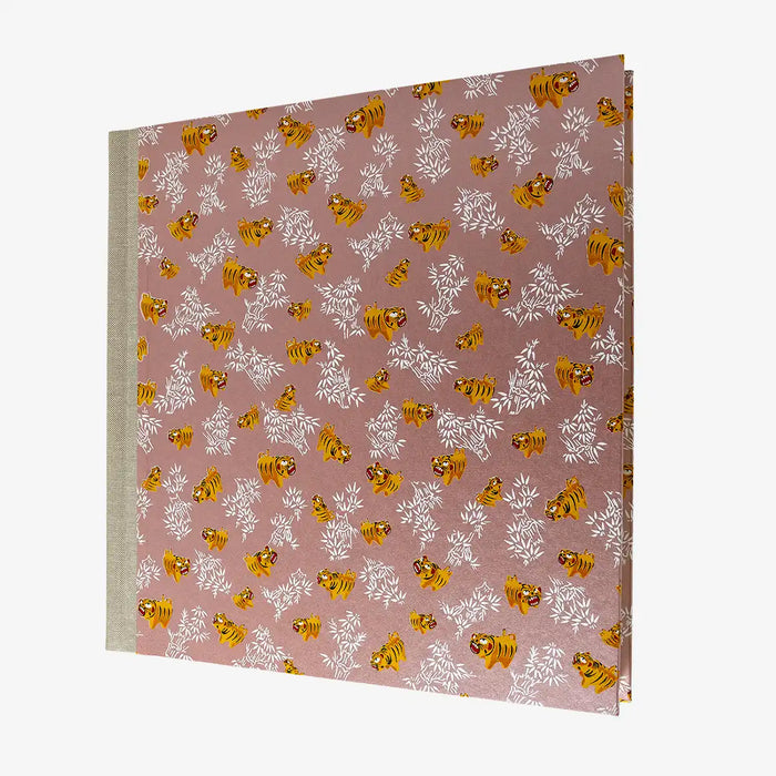 Blaupause-Fotoalbum-H30xB30cm-60-cremefarbene-Seiten-Motiv-Chiyogami-Papier-Tiger-auf-pearlrosa-seitlich-von-vorn