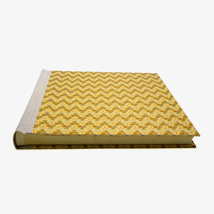 Blaupause-Fotoalbum-H30xB30cm-60-cremefarbene-Seiten-Motiv-Chiyogami-Waben-Gold-liegend