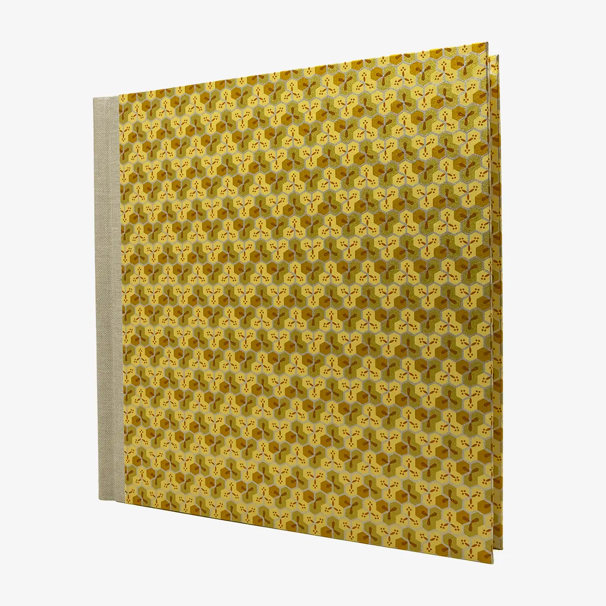 Blaupause-Fotoalbum-H30xB30cm-60-cremefarbene-Seiten-Motiv-Chiyogami-Waben-Gold-seitlich-von-vorn