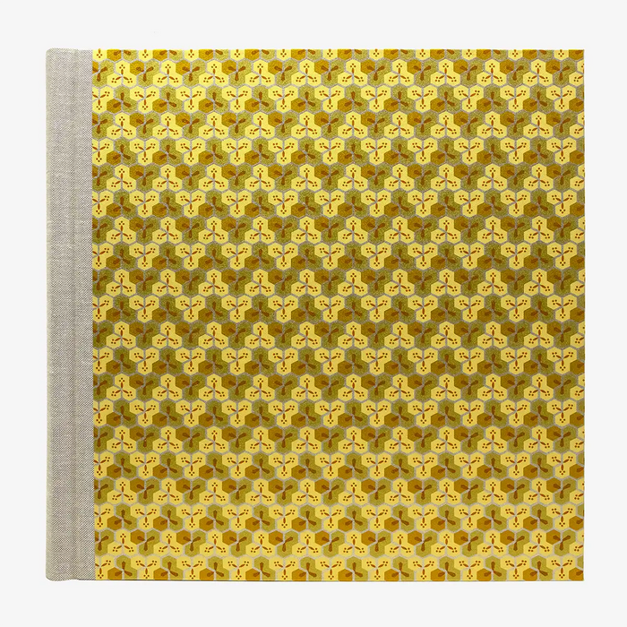 Blaupause-Fotoalbum-H30xB30cm-60-cremefarbene-Seiten-Motiv-Chiyogami-Waben-Gold-von-vorn