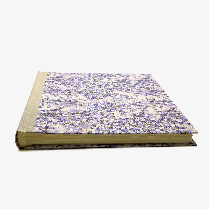 Blaupause-Fotoalbum-H30xB30cm-60-cremefarbene-Seiten-Motiv-Chiyogami-kleine-weisse-Blueten-am-Zweig-auf-flieder-liegend-von-vorn