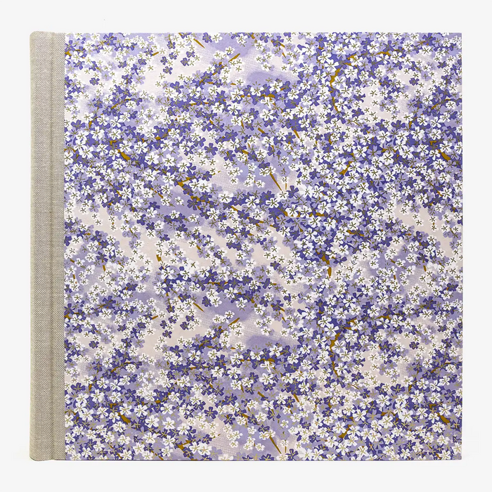 Blaupause-Fotoalbum-H30xB30cm-60-cremefarbene-Seiten-Motiv-Chiyogami-kleine-weisse-Blueten-am-Zweig-auf-flieder-von-vorn