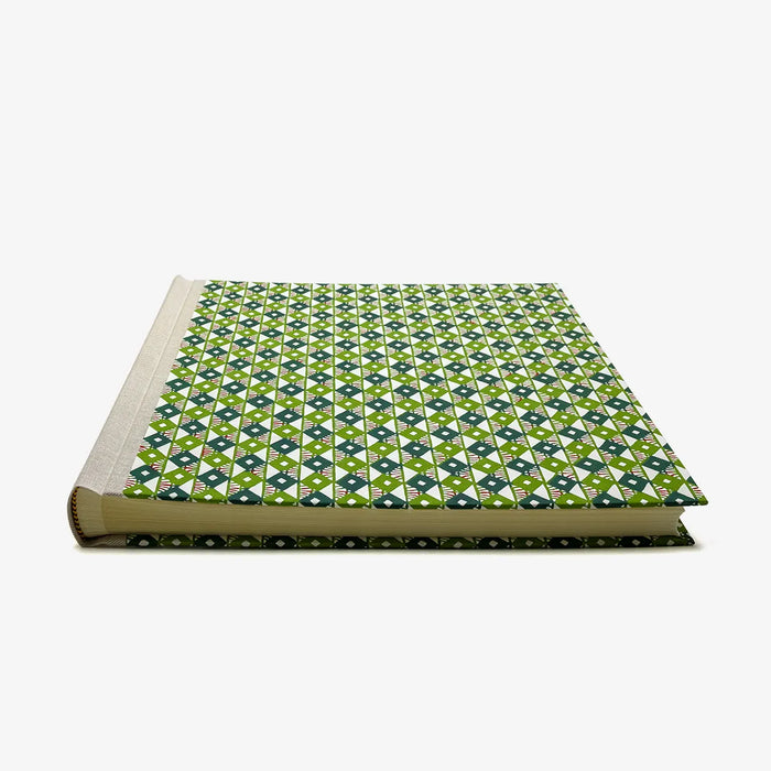 Blaupause-Fotoalbum-H30xB30cm-60-cremefarbene-Seiten-Motiv-Katazome-Shi-rautenmuster-Gruen-grau-liegend-von-vorn