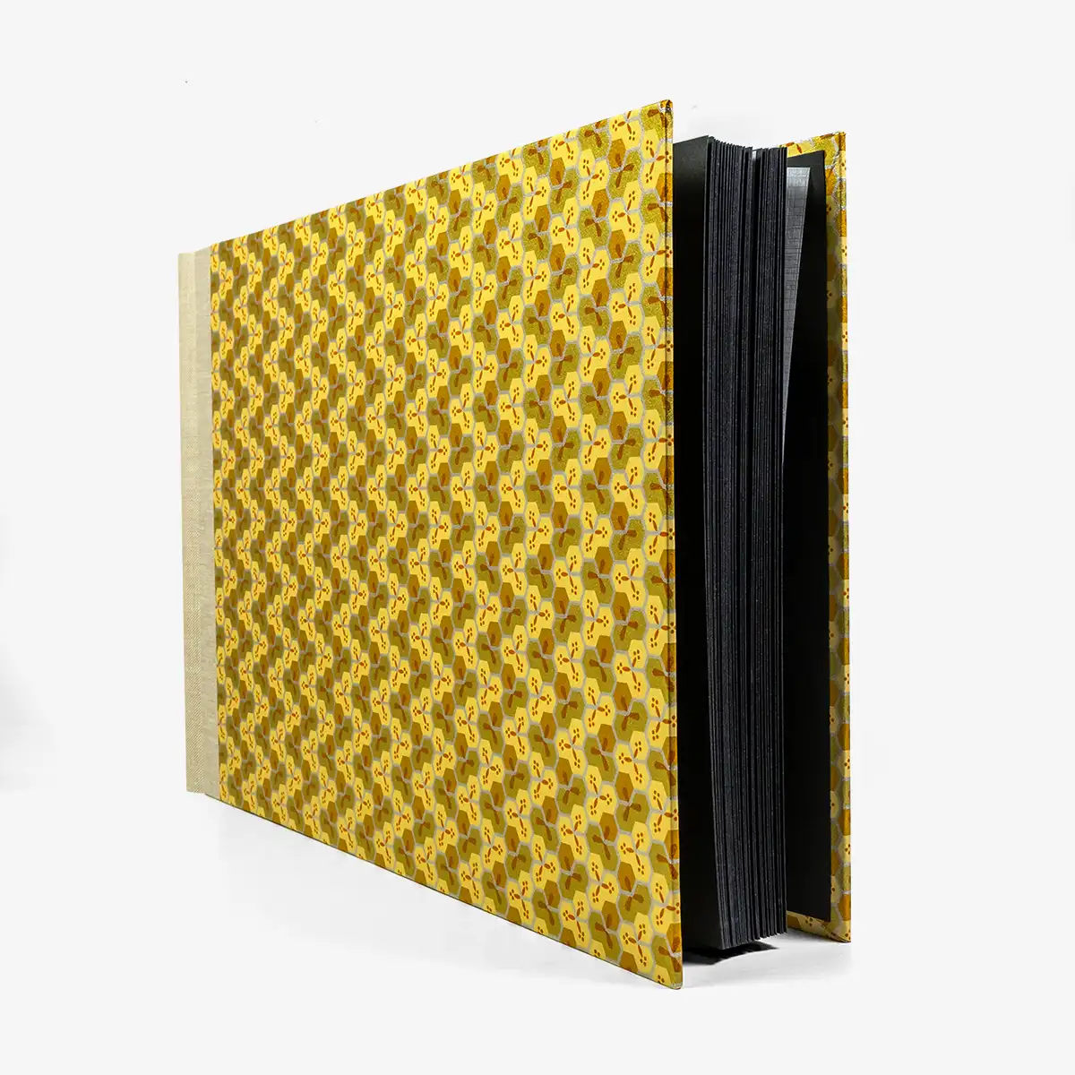 Blaupause-Fotolbum-24x35cm-Bienenwaben-gold-60-Seiten-cover-seitlich-von-vorn