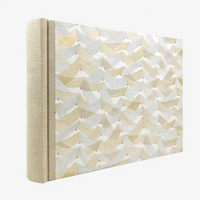 Blaupause-Fotolbum-24x35cm-Saitenspiel-auf-weiss-100-Seiten-seitlich-cover-von-hinten