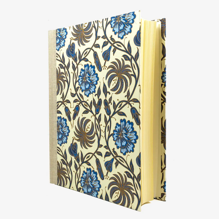 Blaupause-Fotolbum-30x23cm-weisser-Blumenornament-blau-BAumwollpapier-100-Seiten-cover-seitlich-von-vorn