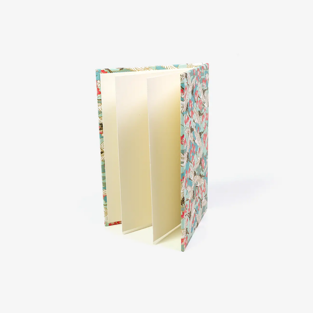 Blaupause-Leporello-17x12_3cm-mit-Chiyogami-bezogen-Motiv-Kraniche-auf-hellblau-Innen-Fotokarton-creme-aufgefaechert-von-vorn2