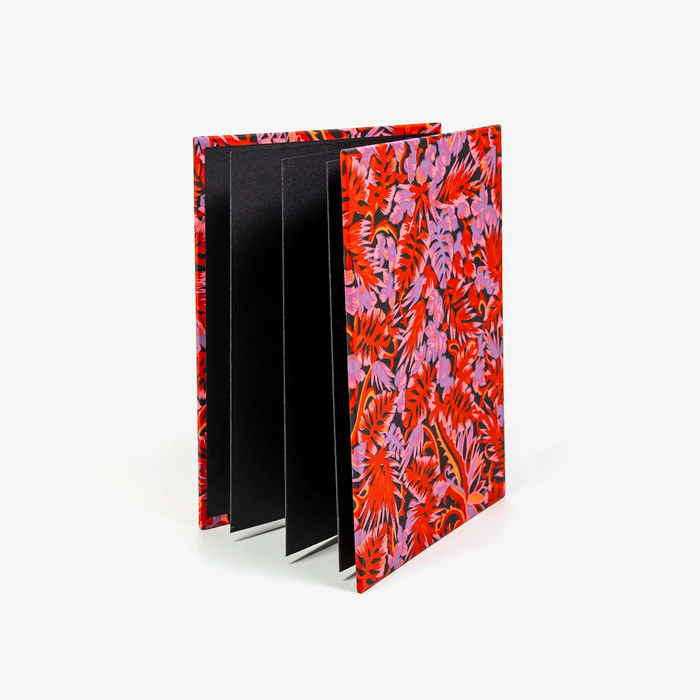 Blaupause-Leporello-17x12_3cm-mit-Chiyogami-bezogen-Motiv-Monstera-rose-Innen-Fotokarton-Schwarz-300grm-cover-seitlich-von-vorn