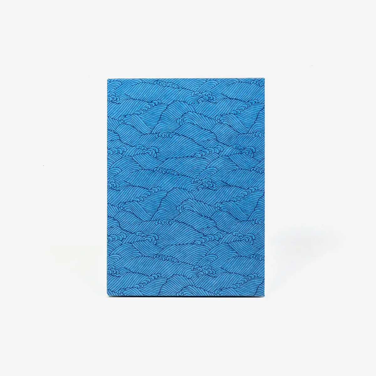 Blaupause-Leporello-17x12_3cm-mit-Chiyogami-bezogen-Motiv-Welle-blau-auf-blau-Innen-Fotokarton-creme-300grm-cover-von-vorn
