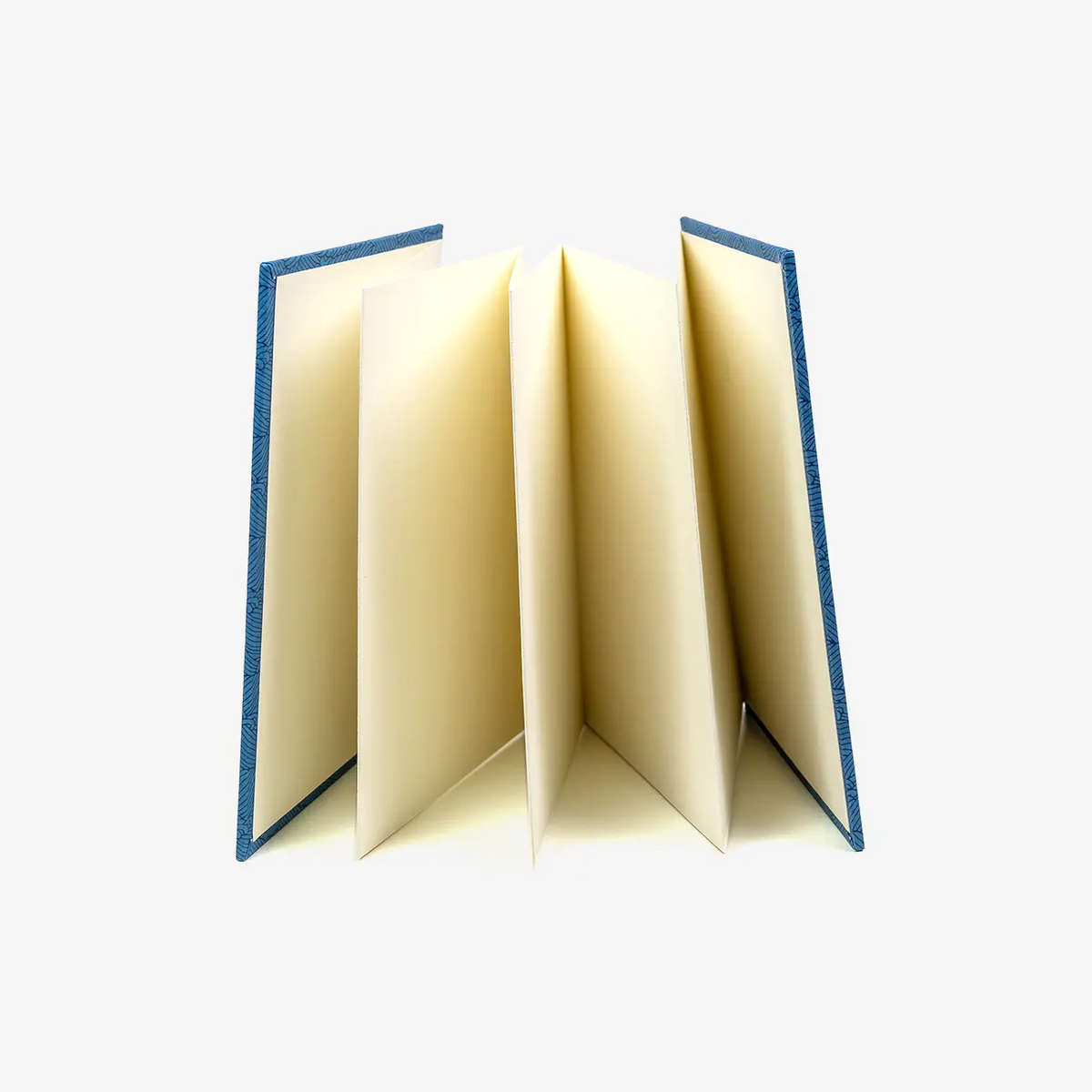 Blaupause-Leporello-17x12_3cm-mit-Chiyogami-bezogen-Motiv-Welle-blau-auf-blau-Innen-Fotokarton-creme-aufgefaechert-von-vorn