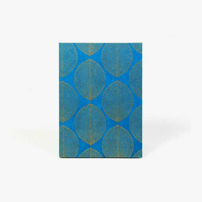 Blaupause-Leporello-17x12_3cm-mit-Lokta-bezogen-Motiv-goldenes-Blatt-auf-blau-Innen-Fotokarton-creme-300grm-cover-von-vorn