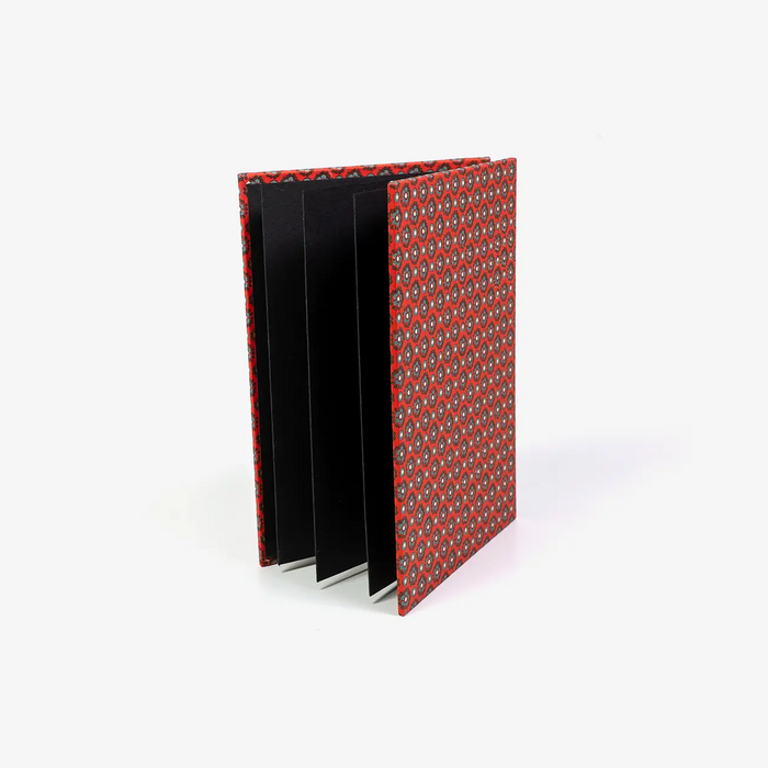 Blaupause-Leporello-mit-CArta-VArese-bezogen-Motiv-Blumenmuster-rot-gruen-Fotokarton-innenschwarz-aufgefaechert-seitlich-von-vorn