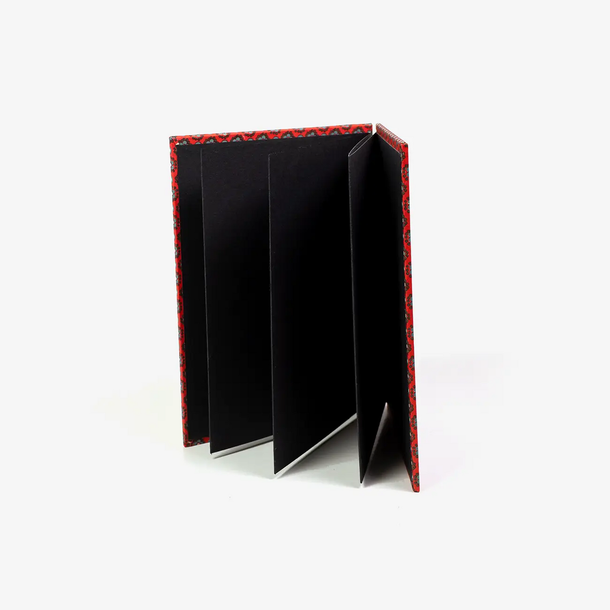 Blaupause-Leporello-mit-CArta-VArese-bezogen-Motiv-Blumenmuster-rot-gruen-Fotokarton-innenschwarz-aufgefaechert-seitlich-von-vorn2