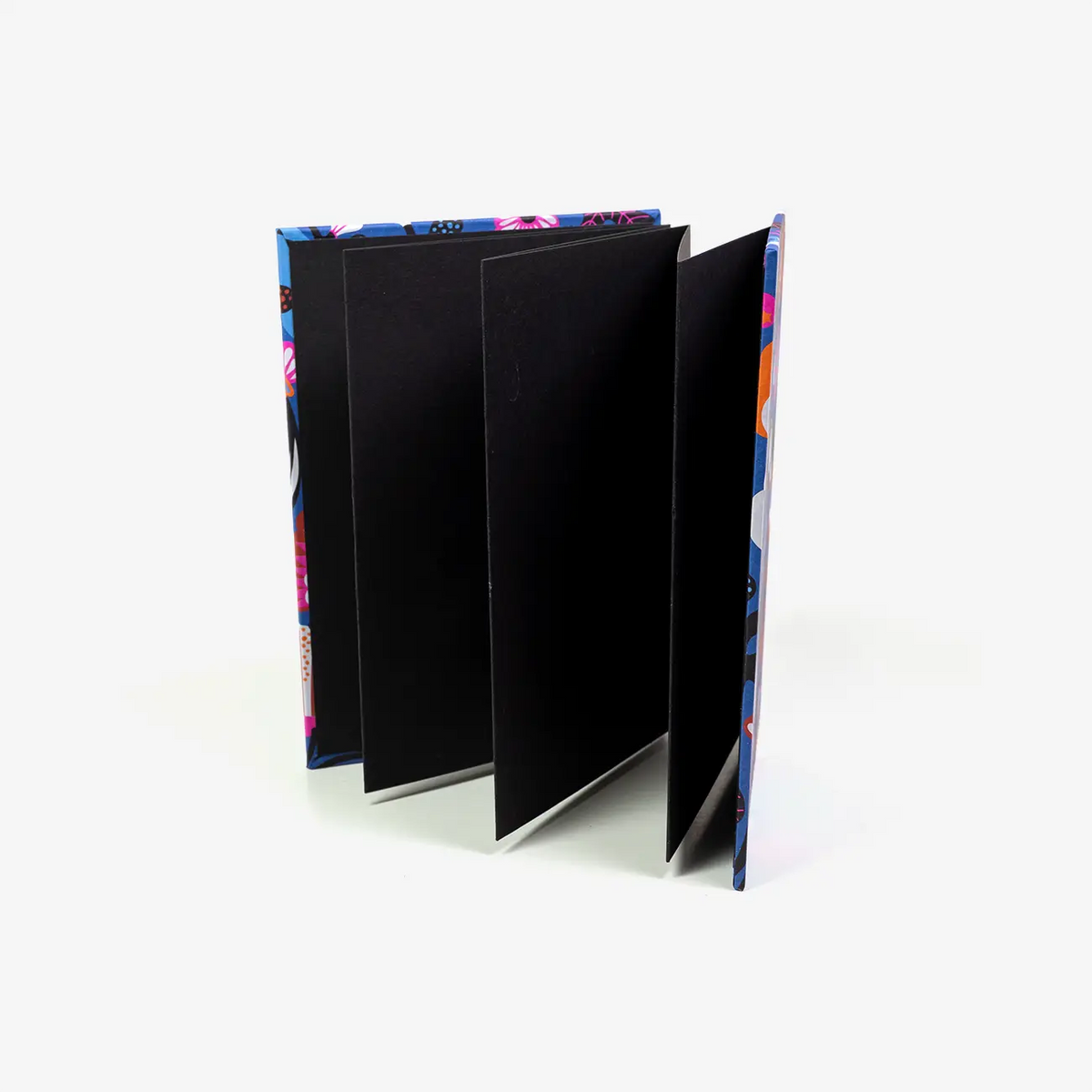Blaupause-Leporello-mit-Offset-bezogen-Motiv-Blumen-neon-rosa-Fotokarton-innenschwarz-seitlich-von-vorn
