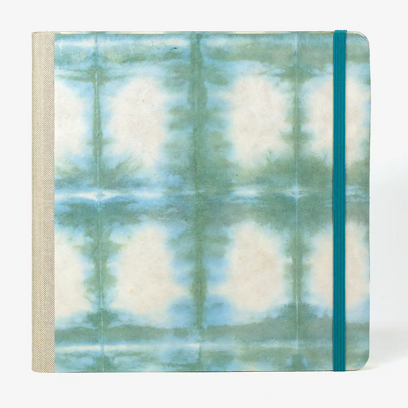 Blaupause-Skizzenbuch-21x21cm-Lineatur-blanko-96-Blatt-bezogen-mit-Loktapapier-spiegelung-gruenblau-Von-vorn