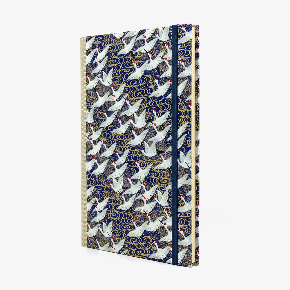 Blaupause-Notizbuch-A5-liniert-144-Seiten-cover-chiyogami-Motiv-Weisse-Kraniche-auf-Blau-seitlich-von-Vorn