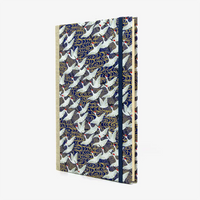 Blaupause-Notizbuch-A5-liniert-144-Seiten-cover-chiyogami-Motiv-Weisse-Kraniche-auf-Blau-seitlich-von-Vorn