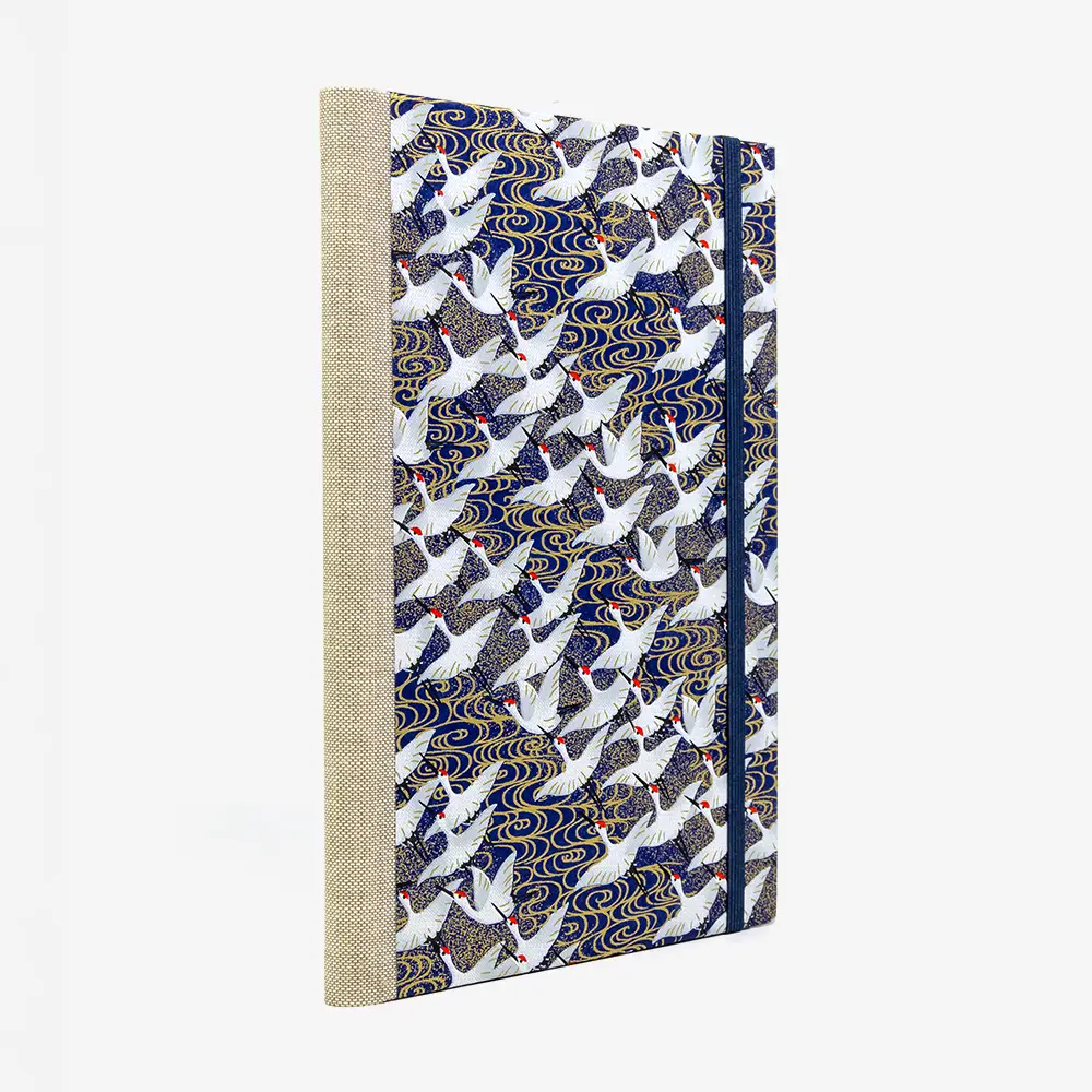 Blaupause-Notizbuch-A5-liniert-144-Seiten-cover-chiyogami-Motiv-Weisse-Kraniche-auf-Blau-seitlich-von-hinten