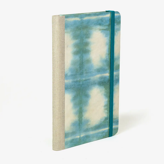 Blaupause-Notizbuch-A5small-13x21cm-Lineatur-Dotted-96-Blatt-bezogen-mit-Loktapapier-Spiegelung-gruenblau-seitlich-Von-hinten