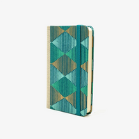 Blaupause-Notizbuch-Format-9x14cm-192Seiten-mit-BAumwollpapier-bezogen-Motiv-Cover-Rauten-in-gruen-Buch-seitlich--von-vorn