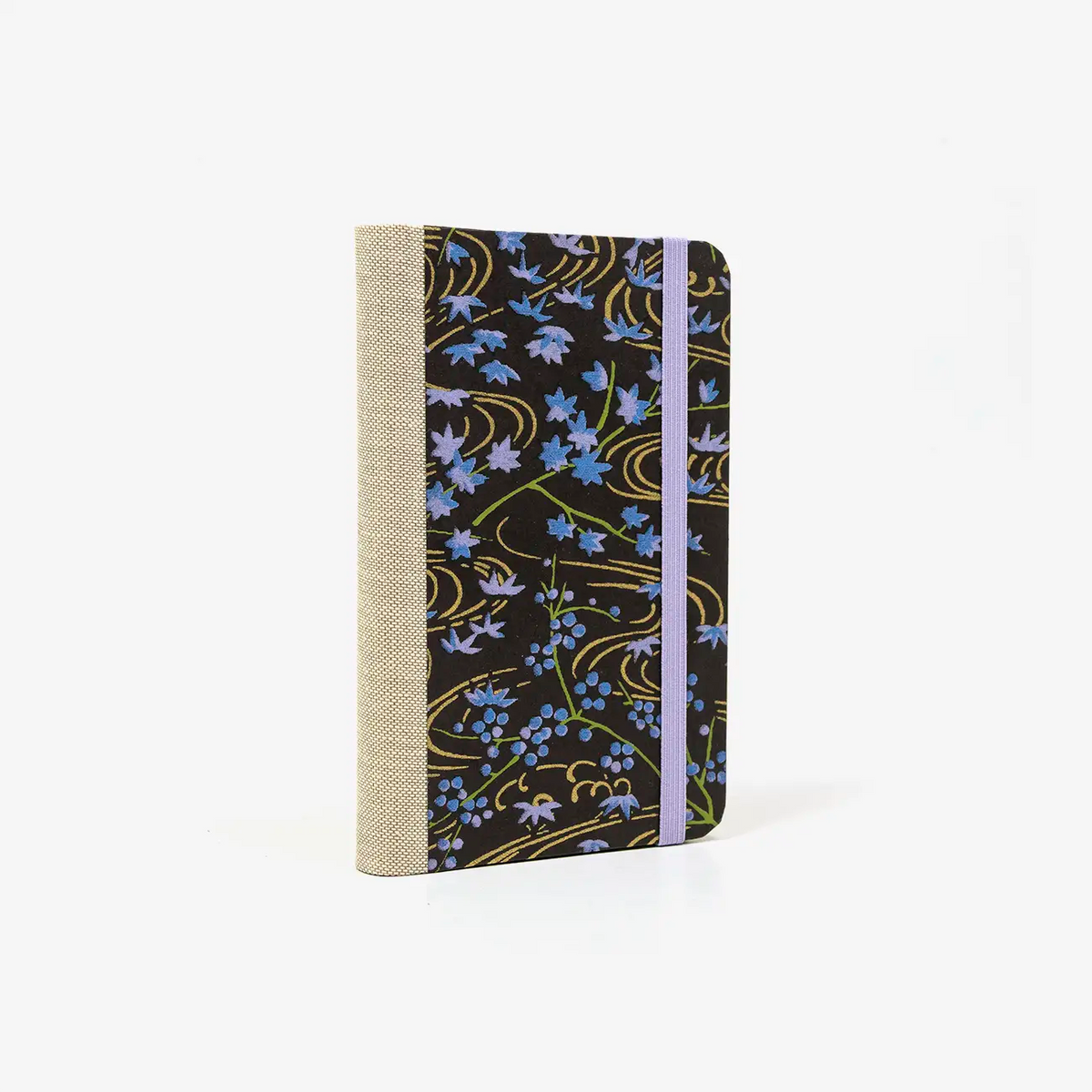 Blaupause-Notizbuch-Format-9x14cm-192Seiten-mit-Chiyogami-bezogen-Motiv-Cover-Flusslandschaft-Flieder-auf-schwarz-Buch-seitlich-von-hinten
