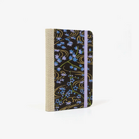 Blaupause-Notizbuch-Format-9x14cm-192Seiten-mit-Chiyogami-bezogen-Motiv-Cover-Flusslandschaft-Flieder-auf-schwarz-Buch-seitlich-von-hinten