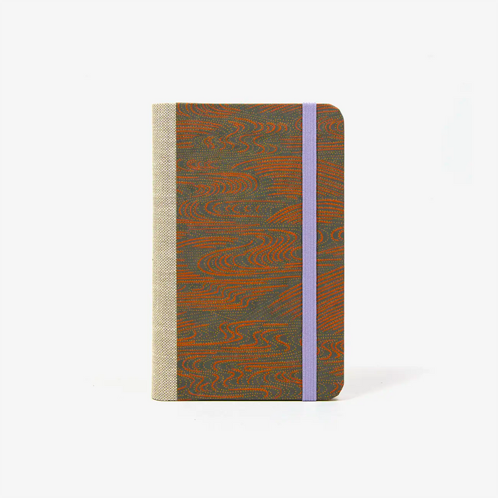 Blaupause-Notizbuch-Format-9x14cm-192Seiten-mit-Chiyogami-bezogen-Motiv-Cover-Flusslandschaft-orange-gelb-aug-dunkelgrau-Buch-von-vorn