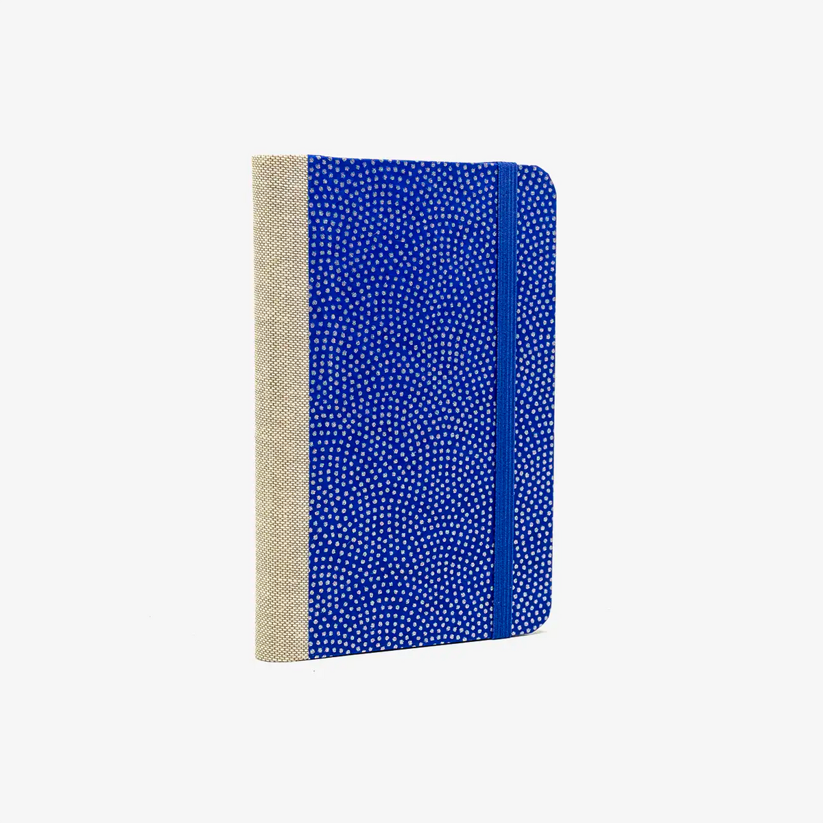 Blaupause-Notizbuch-Format-9x14cm-192Seiten-mit-Chiyogami-bezogen-Motiv-Cover-HAifischhaut-Silber-auf-blau-Buch-seitlich-von-hinten