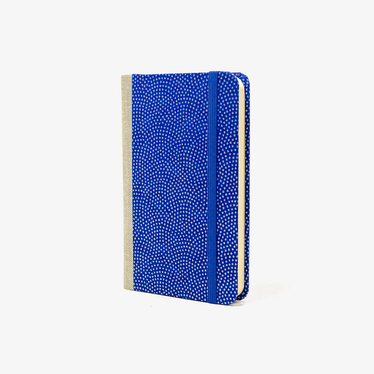 Blaupause-Notizbuch-Format-9x14cm-192Seiten-mit-Chiyogami-bezogen-Motiv-Cover-HAifischhaut-Silber-auf-blau-Buch-seitlich-von-vorn