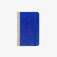 Blaupause-Notizbuch-Format-9x14cm-192Seiten-mit-Chiyogami-bezogen-Motiv-Cover-HAifischhaut-Silber-auf-blau-Buch-von-vorn