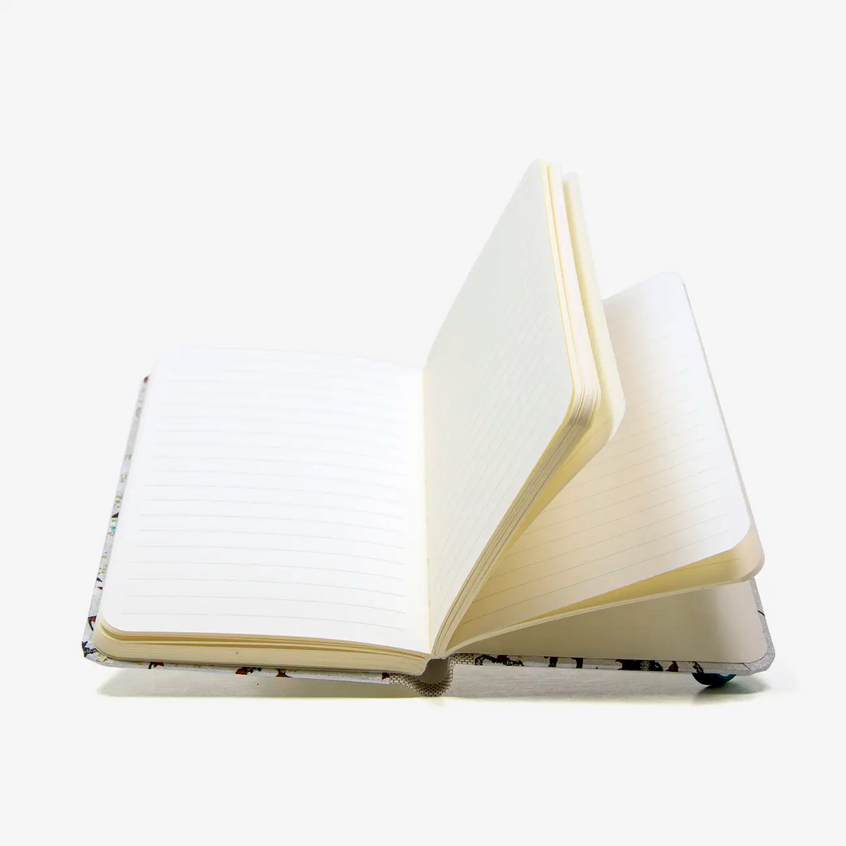 Blaupause-Notizbuch-Format-9x14cm-192Seiten-mit-Chiyogami-bezogen-Motiv-Cover-Kirschbluete-auf-Silber-Buch-aufgeschlagen