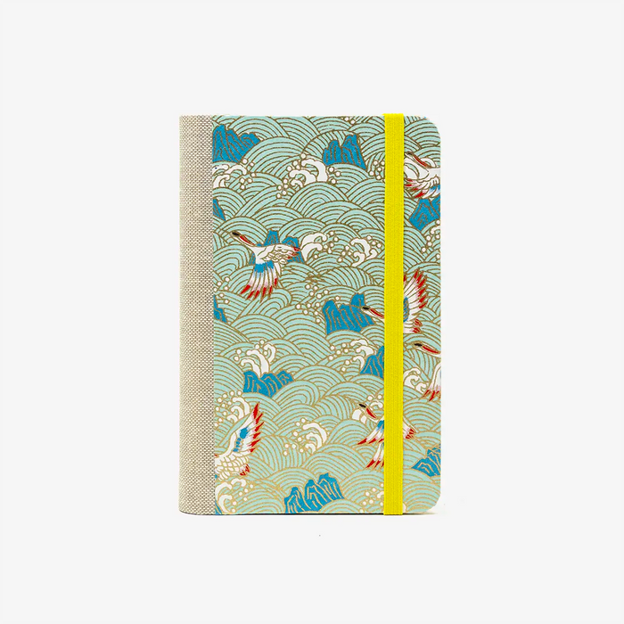 Blaupause-Notizbuch-Format-9x14cm-192Seiten-mit-Chiyogami-bezogen-Motiv-Cover-Kraniche-auf-hellBlau-Buch-von-vorn