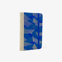 Blaupause-Notizbuch-Format-9x14cm-192Seiten-mit-Chiyogami-bezogen-Motiv-Cover-Saitenspiel-Blau-Buch-seitlich--von-hinten