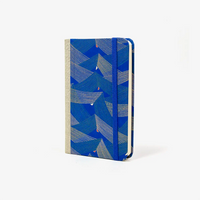 Blaupause-Notizbuch-Format-9x14cm-192Seiten-mit-Chiyogami-bezogen-Motiv-Cover-Saitenspiel-Blau-Buch-seitlich--von-vorn