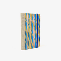 Blaupause-Notizbuch-Format-9x14cm-192Seiten-mit-Chiyogami-bezogen-Motiv-Cover-blau-gold-rot-gewellte-Streifen-no2-Buch-seitlich-von-hinten