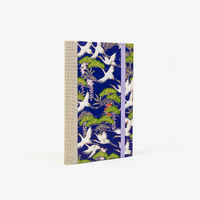 Blaupause-Notizbuch-liniert-A6-mit-chiyogamipapier-Einband-160Seiten-Motiv-kraniche-auf-purple-cover-seitlich-von-hinten