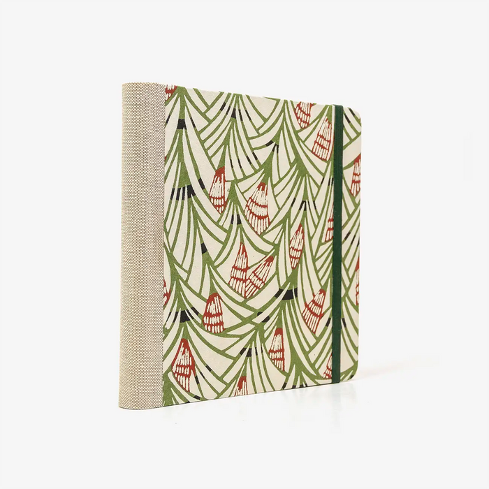 Blaupause-Skizzenbuch-15x15cm-224seiten-100grm-ivory-Skizzenpapier-fadengeheftet-HArdcover-mit-KatazoShi-Papier-bezogen-Motiv-Spitzen-gruen-seitlich-von-hinten