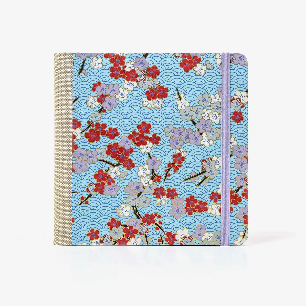 Skizzenbuch-15x15cm-244seiten-100grm-ivory-Skizzenpapier-mit-chiyogami-Papier-bezogen-Motiv-Blumen über Seigaiha Blau-von-vorn