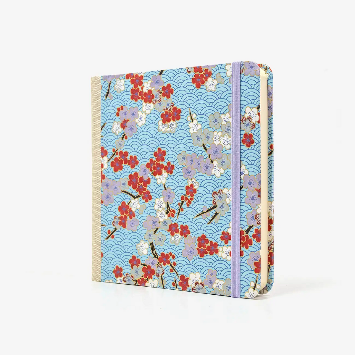 Blaupause-Skizzenbuch-15x15cm-224seiten-100grm-ivory-Skizzenpapier-fadengeheftet-HArdcover-mit-chiyogami-Papier-bezogen-Motiv-Blueten-bunt-Haifischhaut-blau-seitlich-von-vorn