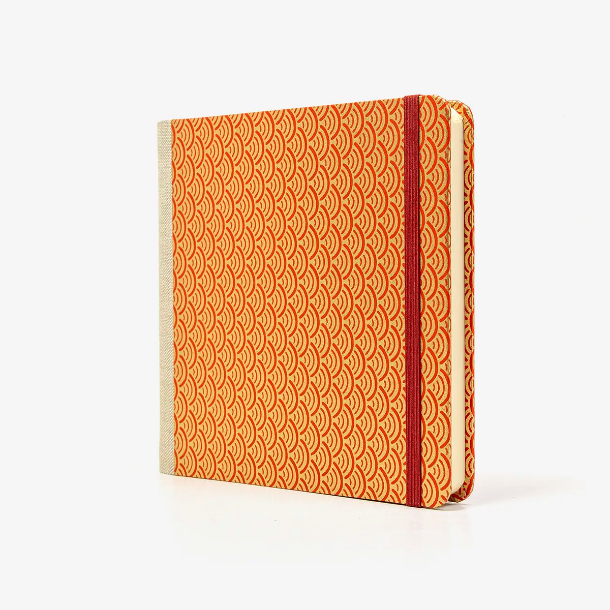 Skizzenbuch-15x15cm-224seiten-100grm-ivory-Skizzenpapier-fadengeheftet-HArdcover-mit-chiyogami-Papier-bezogen-Motiv-Haifschhaut-gold-auf-rot-seitlich-von-vorn