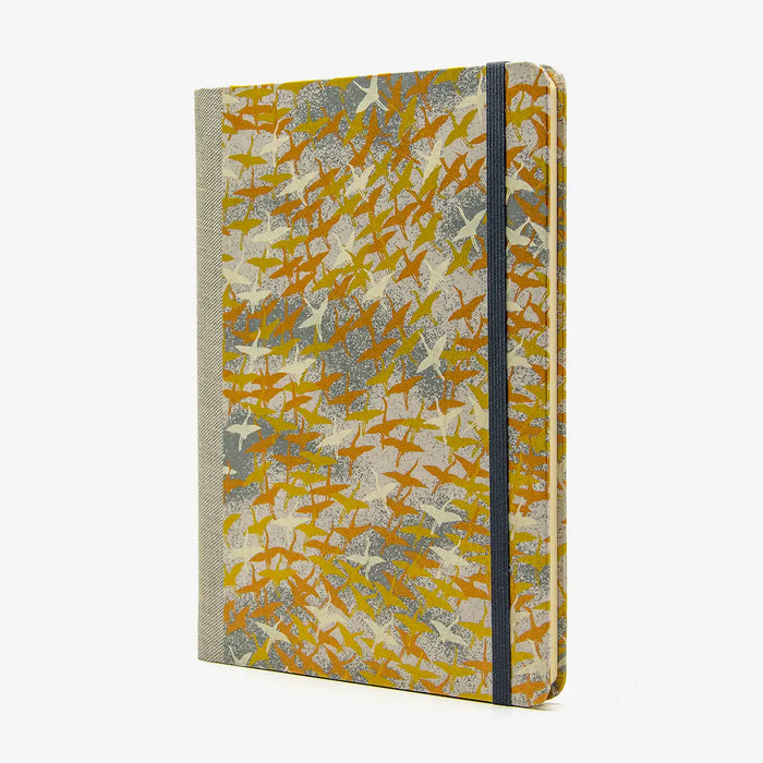 Blaupause-Skizzenbuch-A5-Blanko-192-leere-Seiten-bezogen-mit-Chiyogami-Motiv-Kraniche-gold-silber-kupfer-Produktansicht-Cover-seitlich-von-vorn