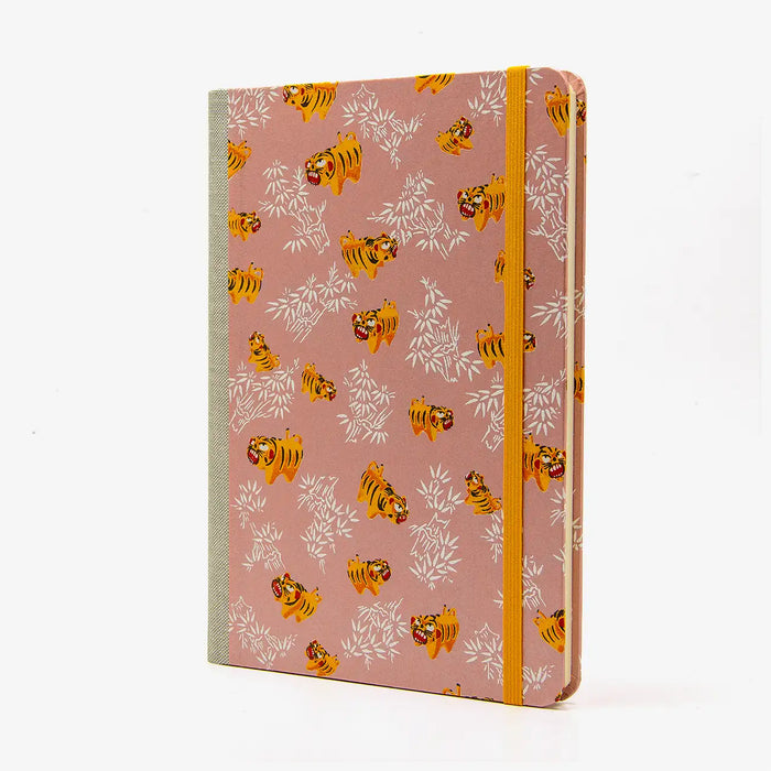 Blaupause-Skizzenbuch-A5-Blanko-192-leere-Seiten-bezogen-mit-Chiyogami-Motiv-Tiger-auf-pearl-rose-Produktansicht-Cover-seitlich-von-vorn