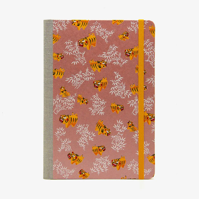 Blaupause-Skizzenbuch-A5-Blanko-192-leere-Seiten-bezogen-mit-Chiyogami-Motiv-Tiger-auf-pearl-rose-Produktansicht-Cover-vorn