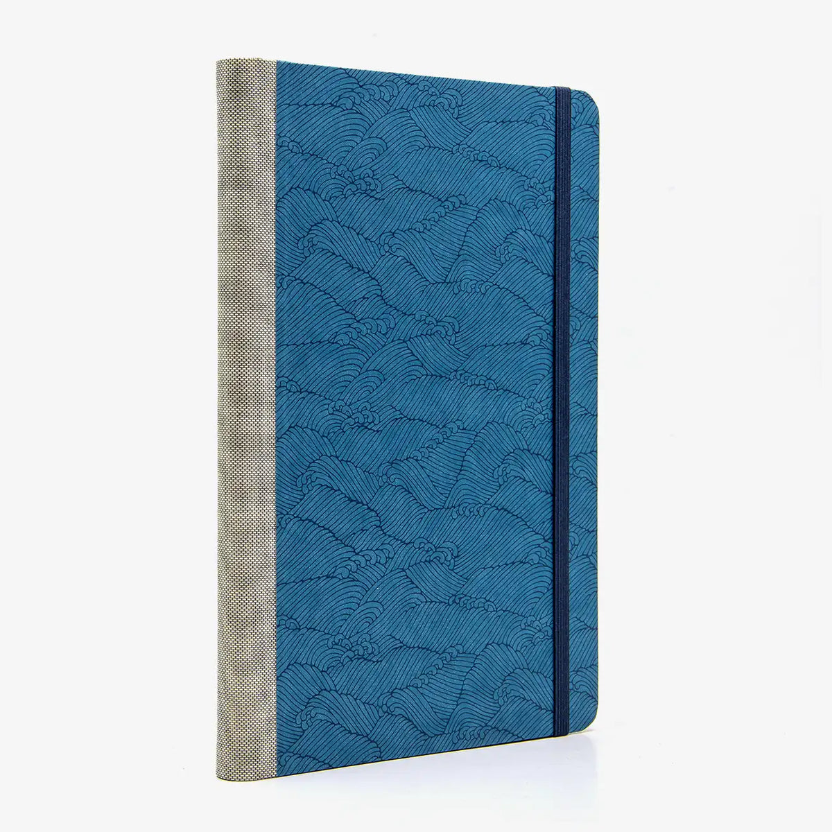 Blaupause-Skizzenbuch-A5-Blanko-192-leere-Seiten-bezogen-mit-Chiyogami-Motiv-blaue-Welle-auf-blau-Produktansicht-Cover-seitlich-von-hinten