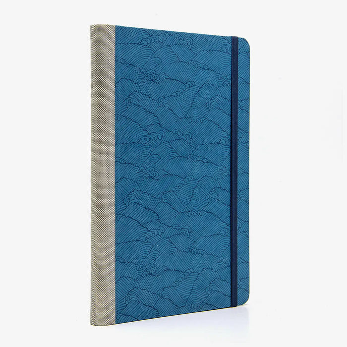 Blaupause-Skizzenbuch-A5-Blanko-192-leere-Seiten-bezogen-mit-Chiyogami-Motiv-blaue-Welle-auf-blau-Produktansicht-Cover-seitlich-von-hinten